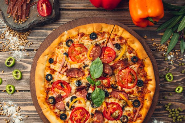 Pizza de casa cu salam, rosii si masline