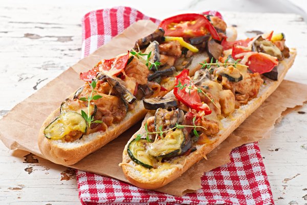 Sandvis cu legume coapte, branza si cimbru