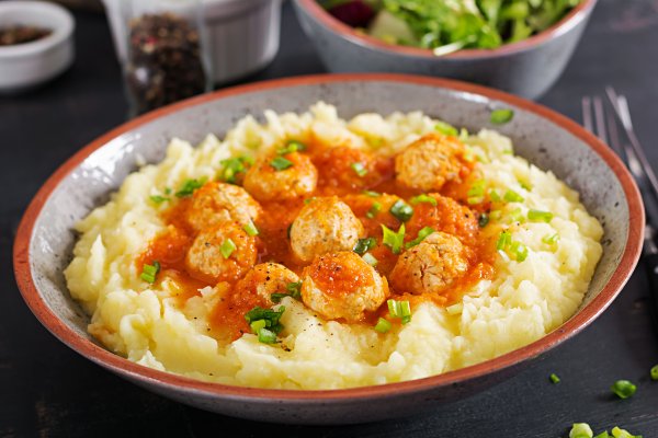 Chiftelute in sos de rosii cu piure de cartofi - o mancare traditionala si reconfortanta