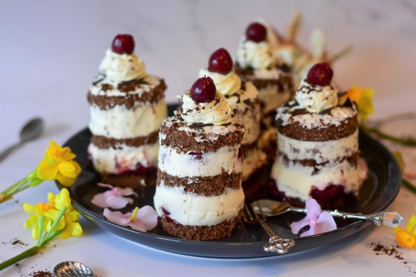 Mini prajituri Padurea Neagra - ideale pentru ocazii festive sau mese elegante