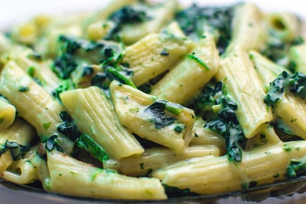 Paste penne cu sos cremos de spanac - o reteta rapida, gustoasa si satioasa
