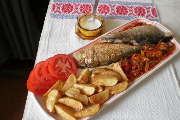 Scrumbie la Gratar pe Pat de Legume