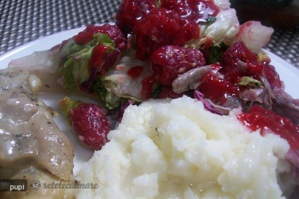 Salata cu Dressing de Zmeura