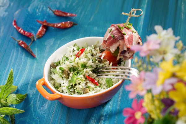 Salata de varza cu capere si piept de rata afumat