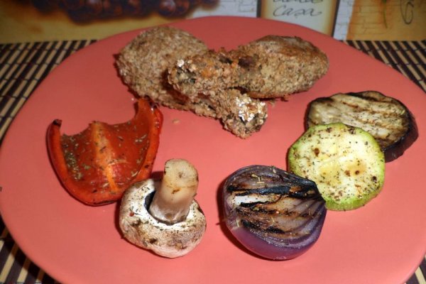 Pulpe de pui in crusta de ovaz cu legume la gratar