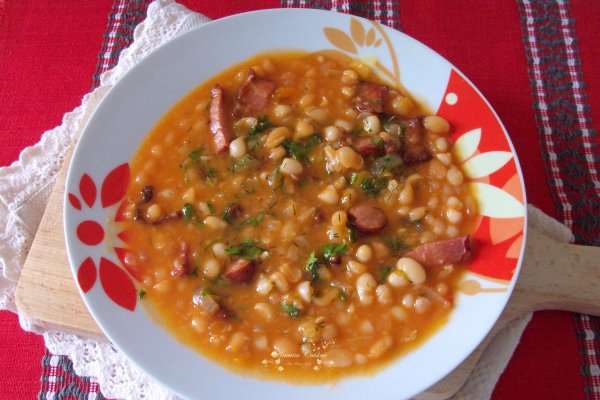 Iahnie de fasole cu afumătură şi cârnaţi