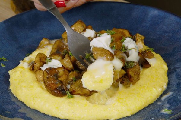 Polenta cu mix de ciuperci și brânză gorgonzola