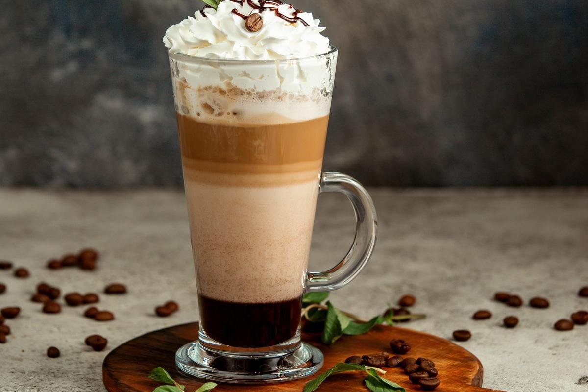 Latte macchiato cu ciocolata si frisca