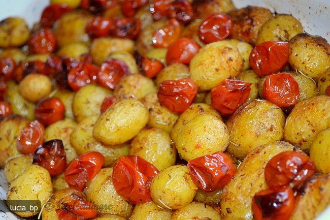 Cartofi Noi cu Vin si Rosii, la Cuptor