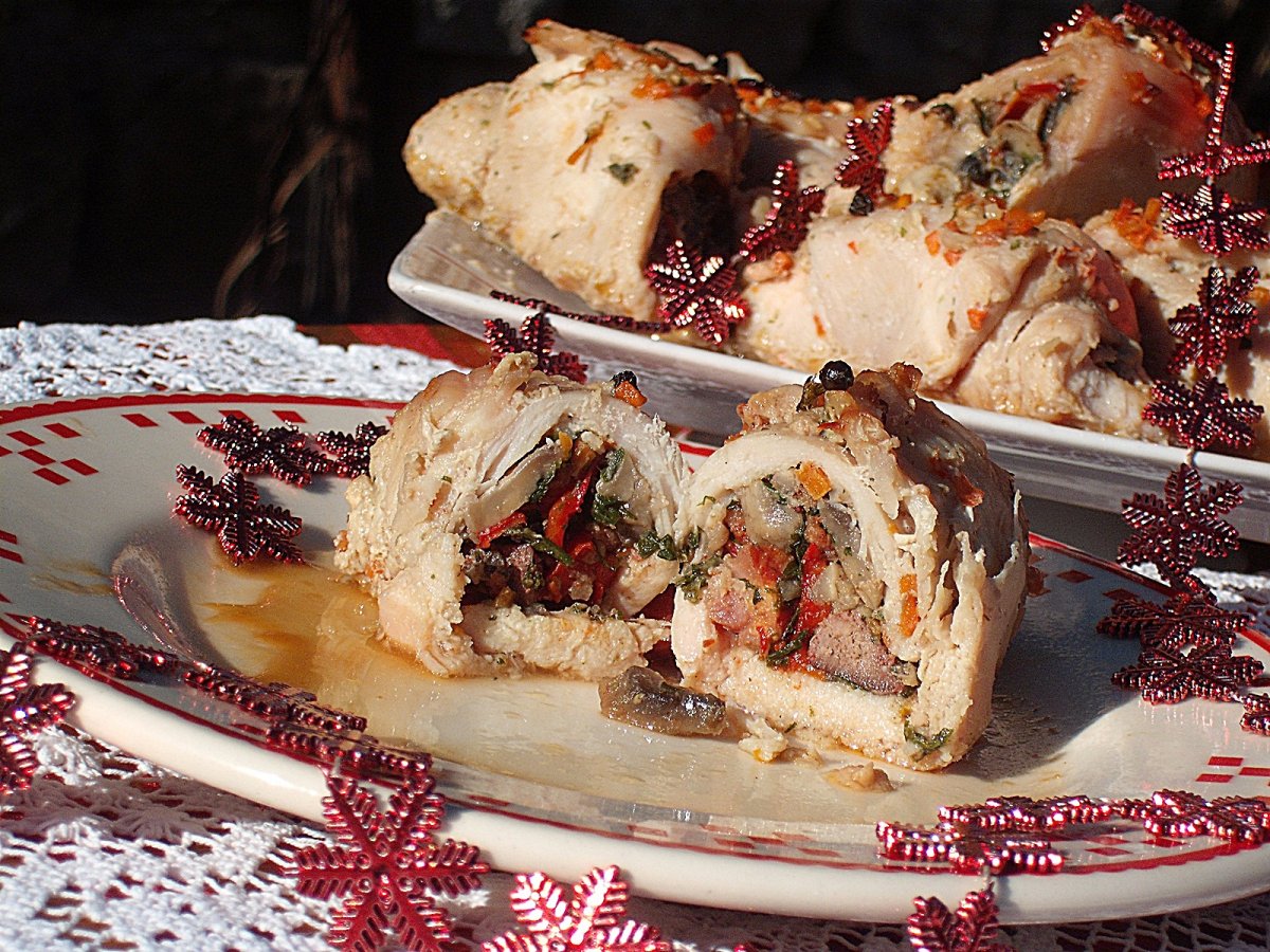 Rulada de pui cu ciuperci si ficatei si sos de vin