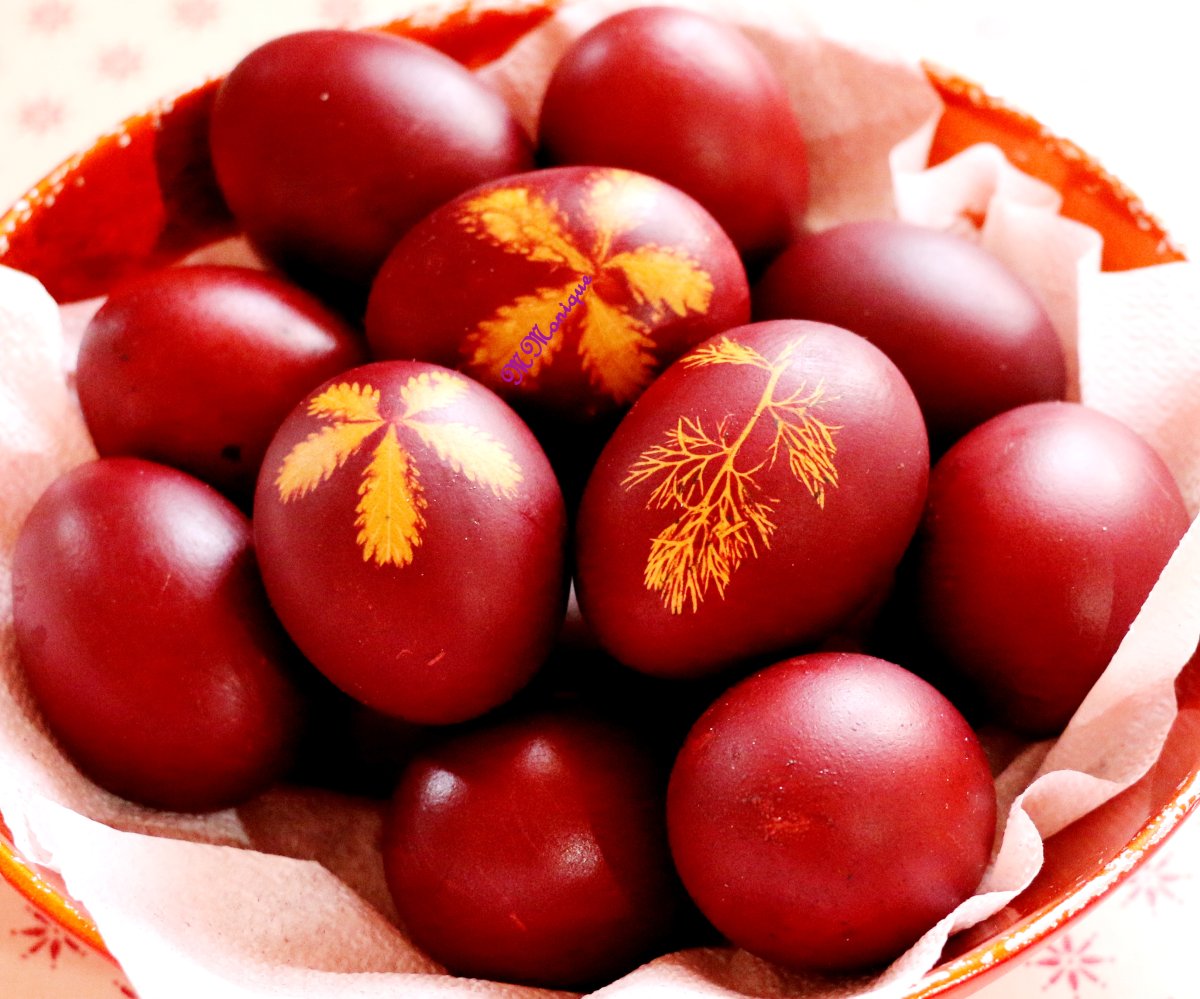 Oua rosii vopsite cu coji de ceapa