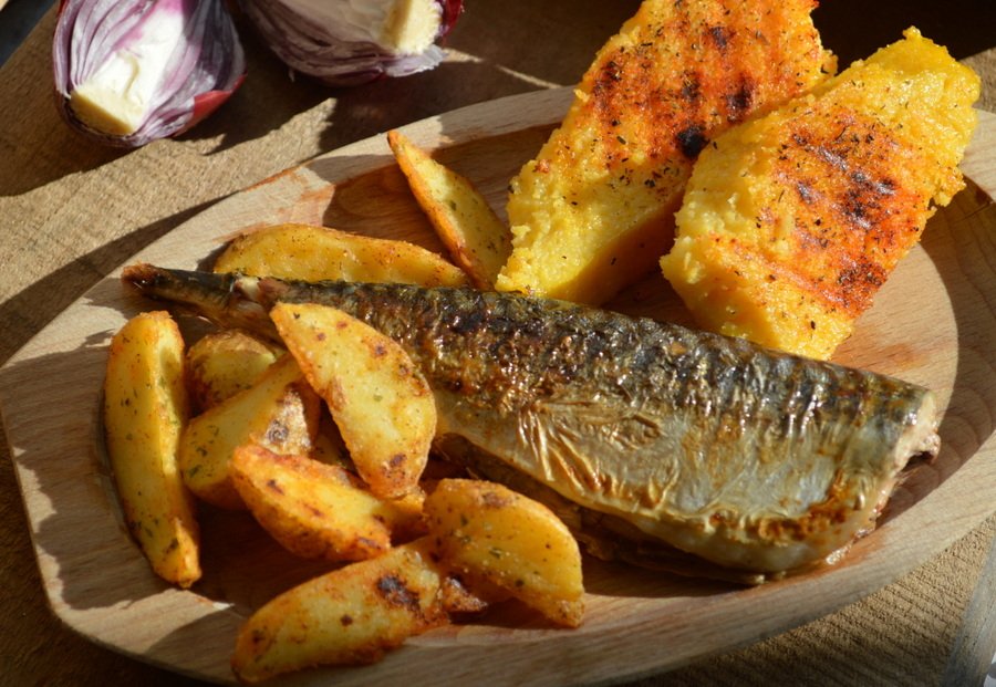 Macrou la gratar cu mamaliguta - un festin culinar