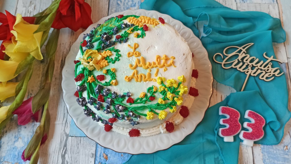 Tort cu zmeura, pictat cu flori de sanziana, lavanda si spice